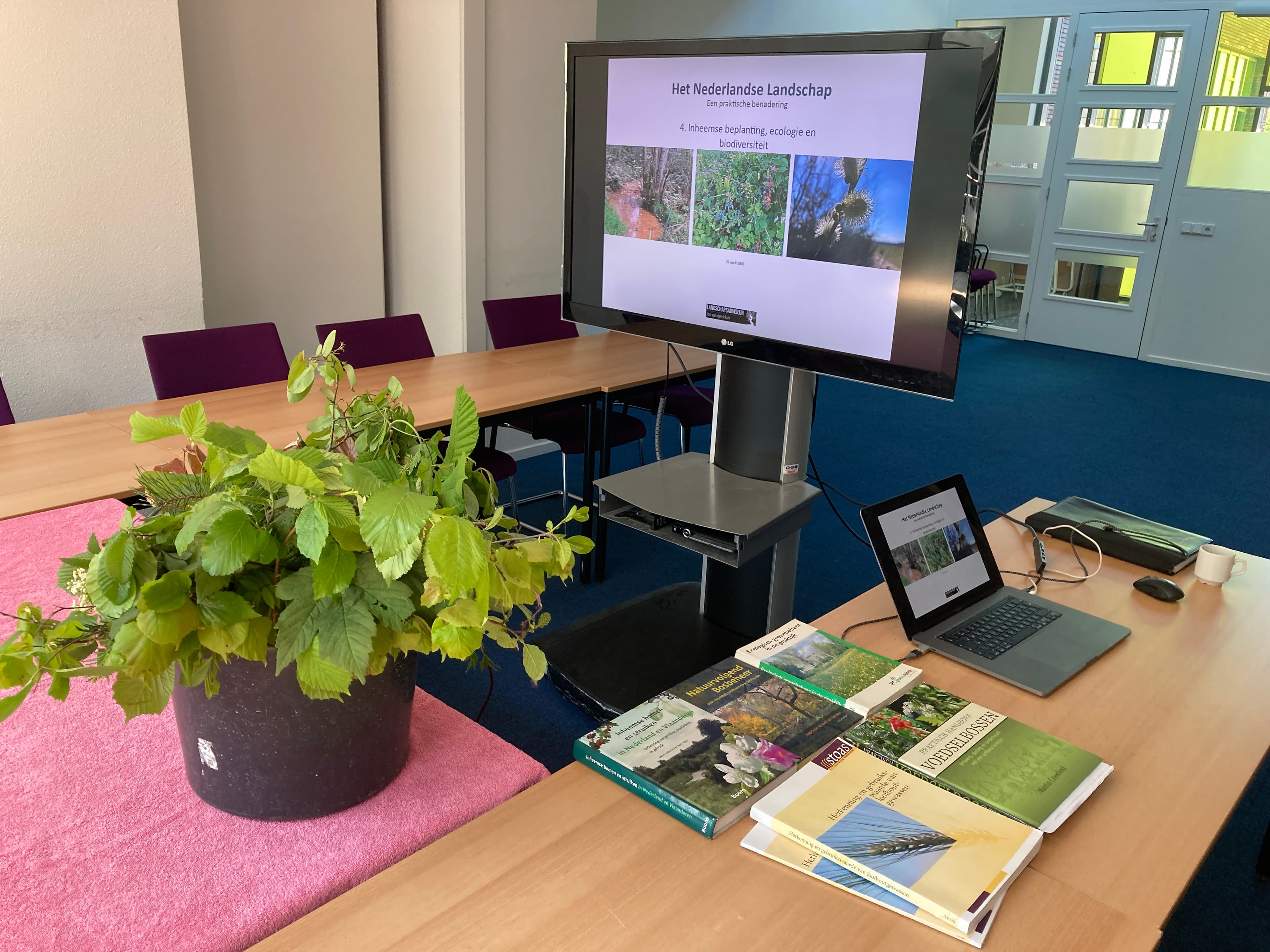 Leslokaal met een scherm over inheemse beplanting, ecologie en biodiversiteit.